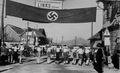 Hitlerjugend entfernt den Schlagbaum am österr. Zollamt 1938
