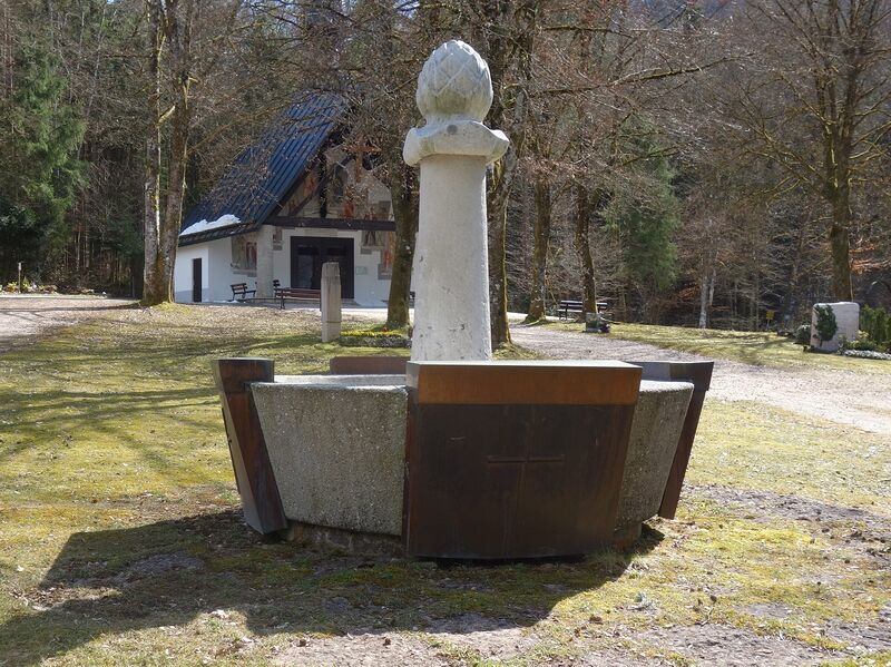 Datei:Brunnen Bergfriedhof.JPG