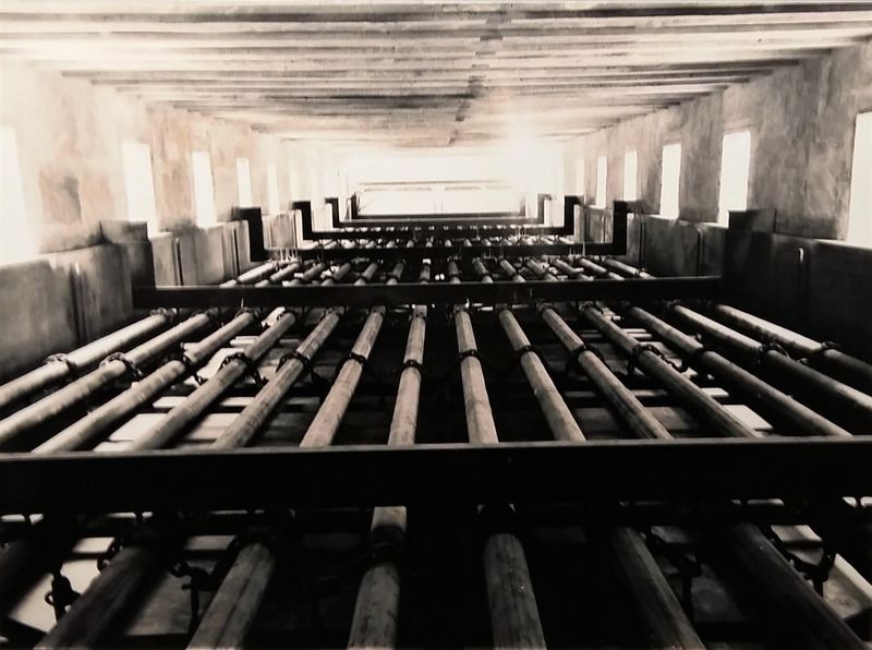 Datei:Heizrohre in einer entleerten Dampfpfanne, Neue Saline 1950er Jahre.jpg